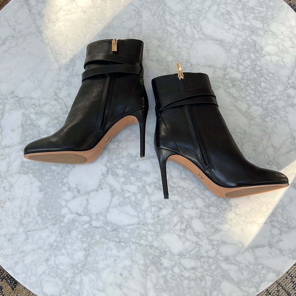 Vince Camuto Signature Black Leather Booties.  NWT. 7.5
